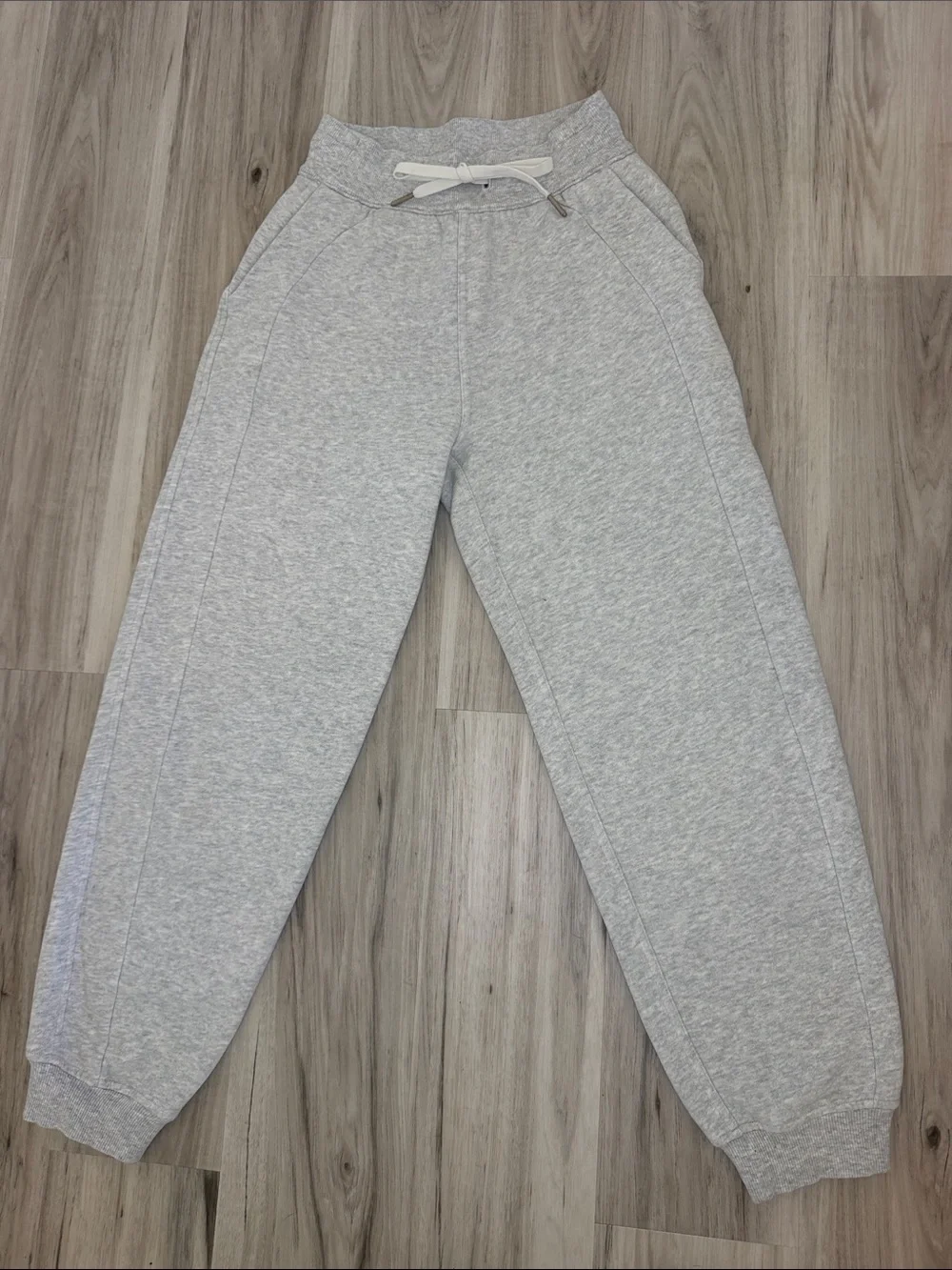 Lululemon Women’s Light Gray Joggers size 0  PERFECT CONDITION